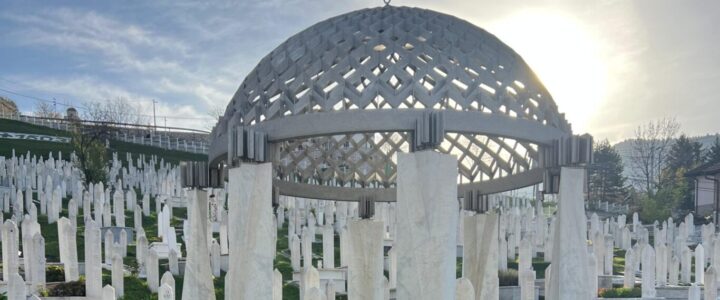 Bosna’da Bir Avukat: Beyaz Taşların Gözyaşları Bosna’da Bir Avukat: Beyaz Taşların Gözyaşları